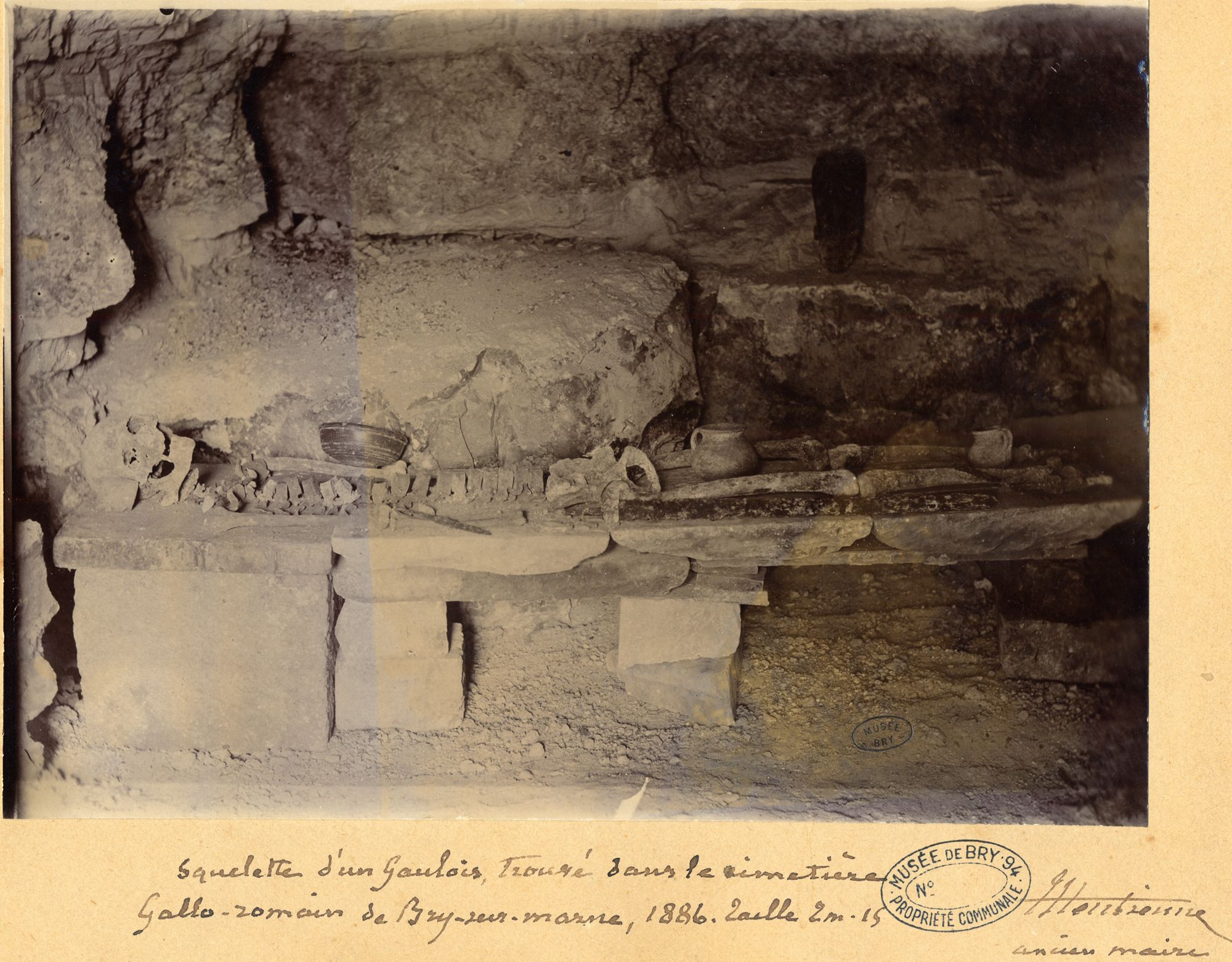 Photographie montrant les restes humains d'un guerrier Franc découverts en 1886 dans la nécropole antique de Bry